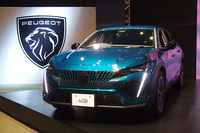 グラデーションをつけるなどして、ボディーとフロントグリルの境をボカすデザインは、昨今のトレンドなのだ。写真は現行型「プジョー408」。