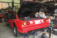 心配そうに車両内部をのぞきこむ岡田ピー。