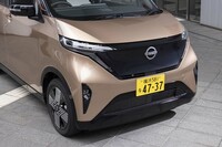 グリルにあたる部分には「アリア」と同じ逆台形のブラックパーツを大胆にレイアウト。中央の日産エンブレムは点灯する。