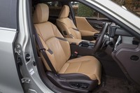 “バージョンL”にはセミアニリン本革のシートが標準装備となる。テスト車には「トパーズブラウン」のカラーリングがチョイスされていた。