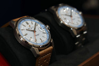 シンプルな3針式の「トップタイムB31」。3時の位置には拡大ルーペ付きのカレンダーが備わる。