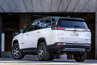 外装色は写真の「パールホワイトトライコート」を含め、「ヴェルヴェットレッド」「ブリリアントブラッククリスタル」「グレーマグネシオメタリック」の全4種類をラインナップ。いずれもブラックペイントルーフとの組み合わせとなる。