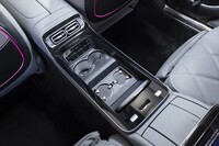 リアのセンターコンソールにはシャンパングラスを爪で固定できるほか、ボトルクーラーも備わっている。