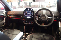 作動時に10秒間だけ追加で27PSの出力が供給される「Eブースト」スイッチ付きの「JCWスポーツステアリングホイール」を標準装備としている。