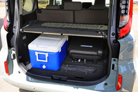 服などを引っかけられるバックドアラックや、荷室を2段に分けて使えるラゲッジボード（写真）など、純正アクセサリーにはユーティリティー関連の装備も多数用意。これらの用品も、クルマと同時進行で開発が進められたという。