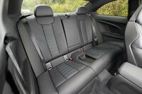 乗車定員は4人。後席はヘッドルームが狭いのがネックだが、膝まわりの空間はそれなりに確保されている。