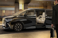 「アルファード スペーシャスラウンジ」は、トヨタ・アルファードの最上級グレード「エグゼクティブラウンジ」のハイブリッドおよびプラグインハイブリッドモデルをベースとする特別架装車。価格はハイブリッド車（4WD）が1272万円で、プラグインハイブリッド車（4WD）が1480万円となる。