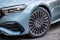 「E350eスポーツ エディションスター」には「20インチAMGアルミホイール（RVQ）」が標準で装備される。今回の試乗車はフロント245/40R20、リア275/35R20サイズの「ミシュランeプライマシー」タイヤを組み合わせていた。