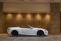 1350mmの全高はベースモデルと変わらないが、エアロパーツの装着によって地上高が低下。それに合わせて足まわりもハードに固められている。