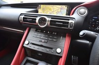 センターモニターは、ドライバーの視界を妨げないよう、ダッシュボードよりも下方におさめられている。