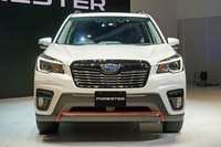 新型「スバル・フォレスター」の外観も従来型から大きく変わっていないが、新たなパワーユニット「e-BOXER」が設定されるなど、中身は最新型にアップデートされている。