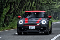 走行状況に応じ、最適な駆動トルクを前後輪に自動配分する四輪駆動システム「ALL4」を採用。フロントアクスルには機械式リミテッドスリップデフが組み込まれている。