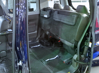 座席は、助手席／後席ともにチップアップが可能。