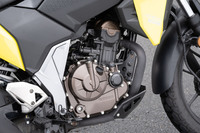 排気量249ccの油冷単気筒エンジンは、低回転域での粘り強さと、中高回転域での気持ちのよい加速感を重視したもの。シンプルかつ軽量コンパクトな設計も特徴となっている。