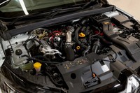 1.8リッターの直4ターボエンジンは最高出力300PS、最大トルク400N・mを発生。このスペックはノーマルの「メガーヌR.S.トロフィー」と変わらない。