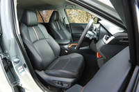 試乗車である「アドベンチャー」の左右フロントシートには、「快適温熱シート＋シートベンチレーション」が装備（オプション）されていた。