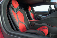 テスト車に装備されていたカーボンフレームのバケットシート。サイドサポートに「SVJ」のロゴがあしらわれている。