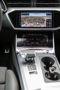 大胆にデジタル化された車載インターフェイスも「A6」の特徴。インフォテインメントシステムや空調などは、センタークラスターのタッチモニターで操作する。