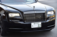 ロールス・ロイスの特徴のひとつであるパルテノングリルもダーククロームでドレスアップされる。