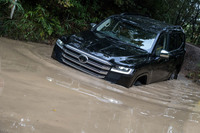 標準グレード系では“上から2番目”の仕様となる「VX」。メカニズムにみる「ZX」との違いは、電子制御ダンパーの「AVS」が備わらないことぐらいだ。