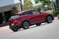 外観では新しいデザインのフロントグリルやアルミホイール、LEDリアコンビネーションランプ、上級グレードに使用されるメッキのサイドガーニッシュモールなどが、改良モデルの特徴として挙げられる。