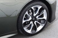 「LC500“PATINA Elegance”」には鍛造の21インチアルミホイールが装着される。部分的にブラック塗装を施したポリッシュ仕上げとなっている。