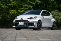 今回の試乗車は「トヨタGRヤリス」の最上級グレード「RZ“ハイパフォーマンス”」の6段MTモデル。車両本体価格は498万円ながら、豊富なオプションによってこの試乗車の価格は562万8450円に達していた。