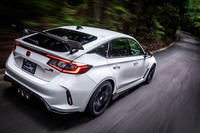 群馬サイクルスポーツセンターのクローズドコースを行く「テールゲートスポイラー」を装着した「シビック タイプR」。速度を上げるにつれリアの安定感がより明確になり、独特の“丸く曲がりやすい”操縦性が味わえた。