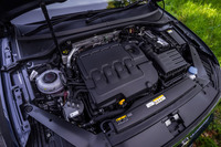 2リッター直4ディーゼルターボ「TDI」エンジンは、最高出力190PS、最大トルク400N・mを発生。トランスミッションはデュアルクラッチ式の6段DSGから7段DSGに変更されている。