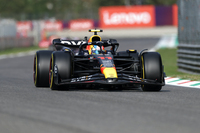 レッドブルのセルジオ・ペレス（写真）は2位でゴール。プラクティス中に派手なスピン＆コースアウト、加えてオイル漏れのトラブルにより走行時間が削られ、予選では5位と微妙なポジション。それでもレースになると、ストレートで速いフェラーリの2台を相手にコース上で果敢に攻め、レッドブルにとって今季6度目となる1-2に貢献した。絶好調なフェルスタッペンの陰に隠れ不振が続いていたペレスだったが、この2位でドライバーズランキング3位のフェルナンド・アロンソに49点もの大差をつけることができた。（Photo=Getty Images / Red Bull Content Pool）