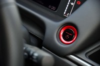 始動ボタンも「Modulo X」のロゴ入り。レッドの差し色と相まって、ドライバーの気分を盛り上げる。