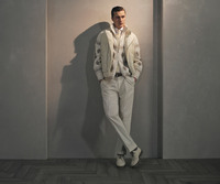 ブルネロ クチネリの2024年秋冬コレクションから。生地にみるスラブヤーン使いが、1980年代を想起させる。（photo : Brunello Cucinelli）