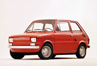 1972年「フィアット126」。23PSを発生する空冷直2 OHVエンジンを積んだ「ヌオーバ500」の発展型。1973年からポーランド工場でもつくられ、後に3ドアハッチバックや水冷エンジン搭載車なども加えられた。