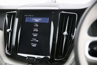 エコロジーな「ピュア」、スポーティーな「パワー」など、タッチ式ディスプレイを使って好みの走行モードが選択できる。