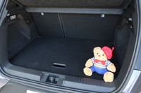 荷室のフロアは幅102cm×奥行き66cm（実測）で、奥行きは後席をスライドさせれば84cmまで、たためば150cm前後にまで伸長できる。フロア下は深さ20cmのサブトランク（参考用に置いたテディの座高がちょうど20cm）になっていて、フロアレベルを下げて使うもよし。