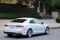 前後フェンダーパネルのキャラクターラインは、タイヤを避けるようにゆるやかに波打っている。