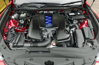「RC F」のフロントに搭載される2UR-GSE型5リッターV8自然吸気ユニット。デビュー当時は最高出力477PS、最大トルク530N・mというスペックであった。