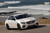 両端に大きなエアインテークを持つ、迫力あるフロントビューが「AMG E63」の目印。