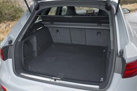 荷室の容量は5人乗車時で505リッターが確保される。側面には、後席背もたれのリリースレバーが備わる。