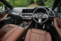 本革をぜいたくに使用したインテリア。全幅が2005mmにも達する大型車だが、インパネ中央にシルバーのラインを横断させることで、広々感を演出している。