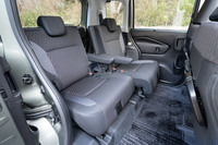 広々とした後席まわりの空間は、パワートレインの種類によらない「ソリオ」の大きな魅力。グレードに応じてピクニックテーブルやロールサンシェード、リアサーキュレーターなども装備される。