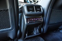 後席用の空調スイッチは左右独立型。その下方にはUSBコネクターも。