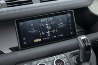 センターとリアのデフロックが可能。手動で個別にロックすることもできるが、路面状況に合わせて自動でロックとアンロックを制御してくれるので、アクセルを踏んでいるだけで雪深いスキーゲレンデを登れる。