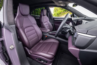 14Wayの電動調整機能が組み込まれた写真の「コンフォートシート」は、17万3000円の有償オプションアイテム。コンフォートといいつつも、ショルダーやサイドのサポートがしっかりとしている。