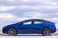 新型「プリウス」の特徴といえば、このスポーツカー然としたフォルム。フロントウィンドウの傾きは、なんと清水氏の所有する「フェラーリ328GTB」より寝ているという。（写真：花村英典）