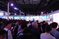 2019年の東京モーターショーより、トヨタのプレスカンファレンスに詰めかける報道陣。