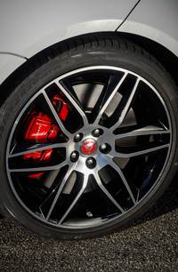 「チェッカーフラッグエディション」に装着される20インチホイールとレッドブレーキキャリパー。