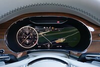 液晶式のメーターパネルながら、アナログ風の表示にこだわるのがベントレー。駆動用バッテリーの残量が針式（の表示）だ。