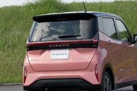 テールゲートはボディーの側面から開くタイプ。格子をモチーフにしたというワイドなリアコンビランプを装備する。