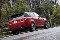 オンロードでのスポーツ性能も追求したSUVとして「レンジローバー スポーツ」がデビューしたのは2005年。現行型は2代目のモデルにあたる。